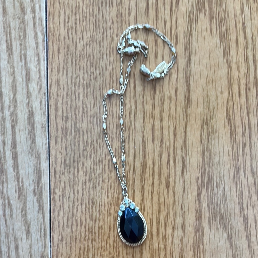 1928 Elegant Black Pendant Necklace